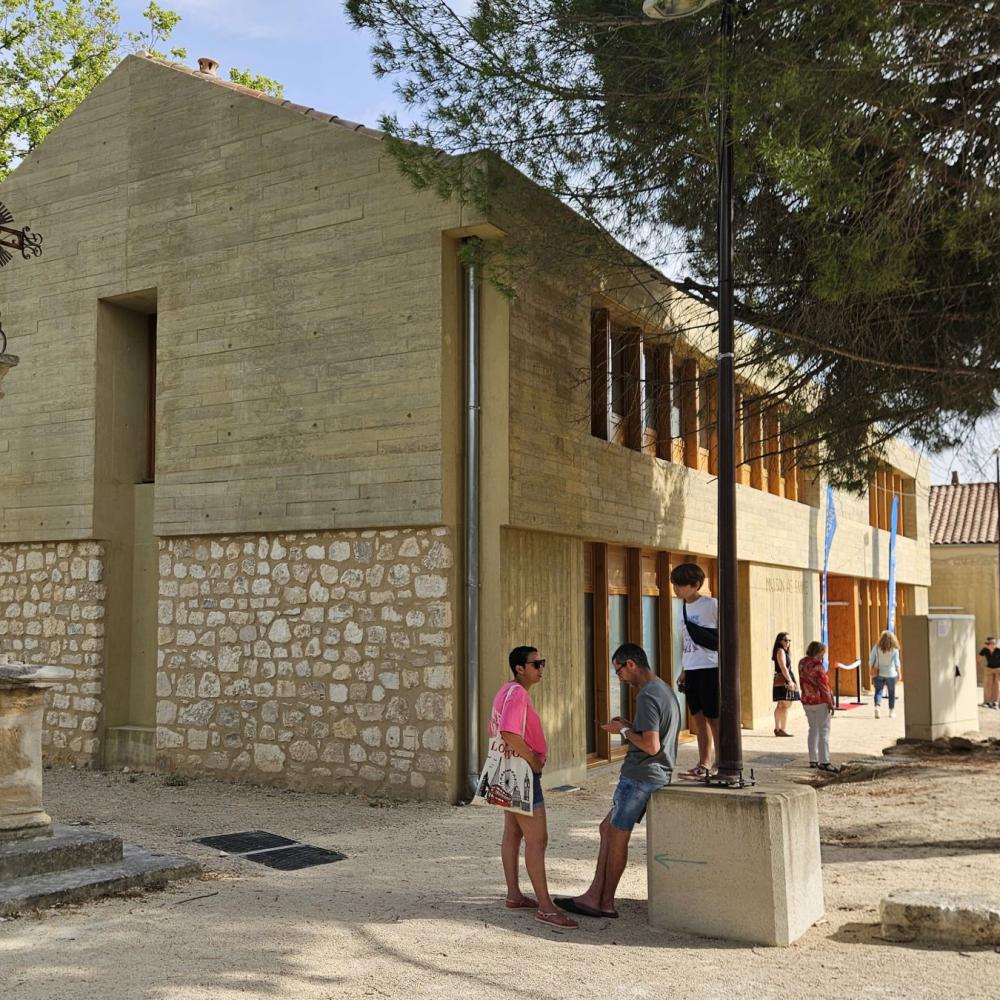 Centre culturel et maison de santé en béton brut coloré et pierres à bâtir à Le Paradou