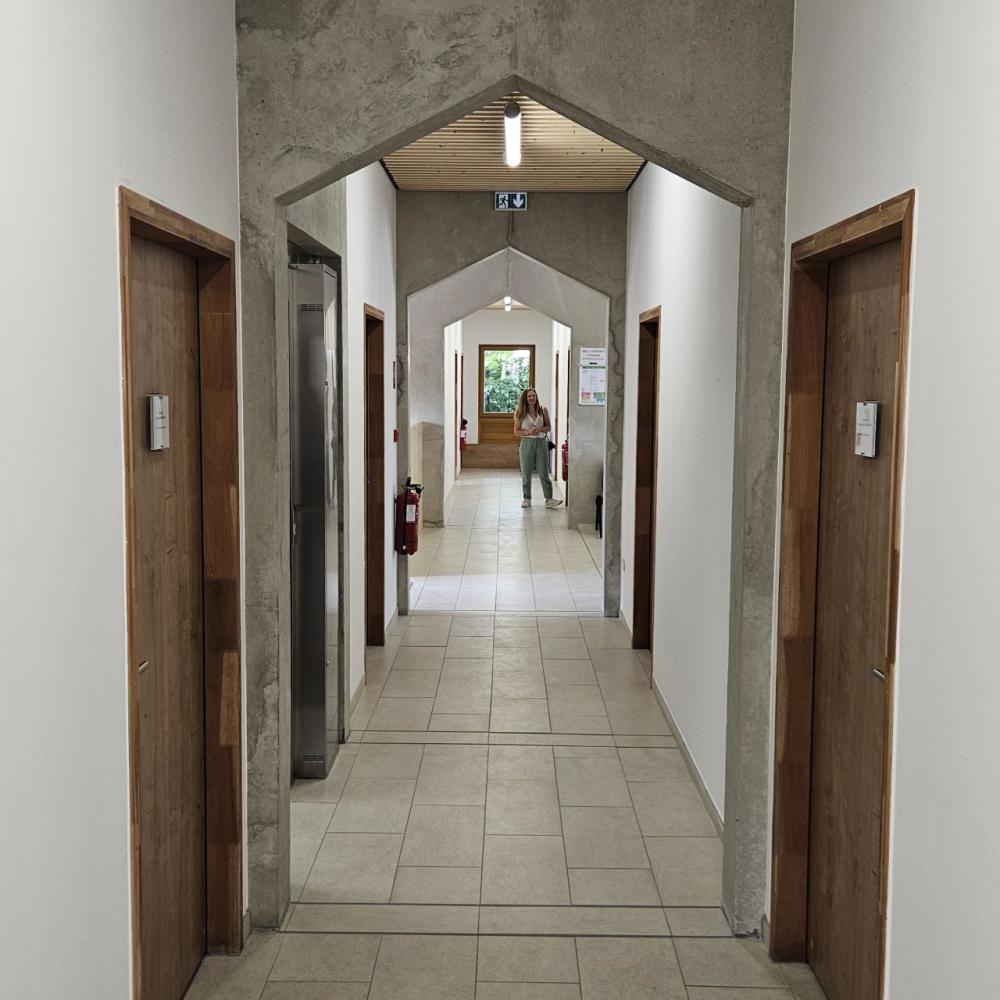 Centre culturel et maison de santé en béton brut coloré et pierres à bâtir à Le Paradou