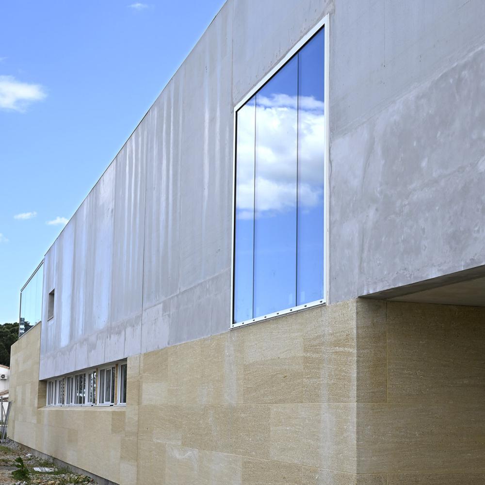 Pôle Enfance & Loisirs sur la commune de Saint Gilles (30) en pierres massives - Photographe : Didier Gémignani