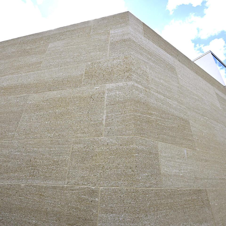 Pôle Enfance & Loisirs sur la commune de Saint Gilles (30) en pierres massives - Photographe : Didier Gémignani