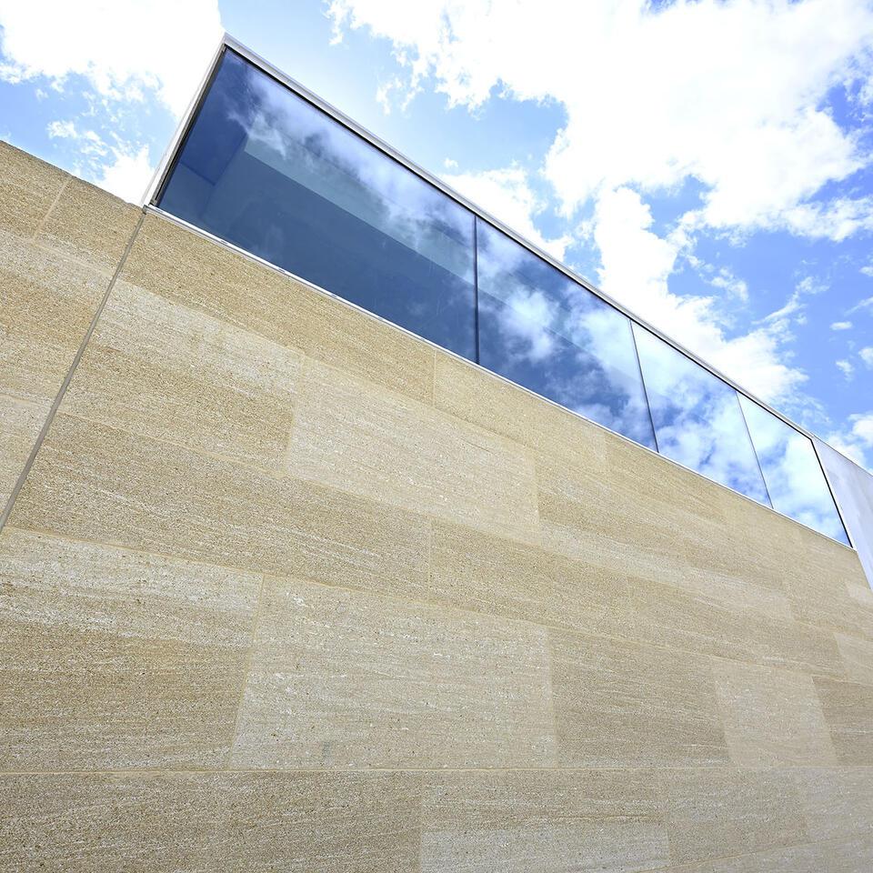 Pôle Enfance & Loisirs sur la commune de Saint Gilles (30) en pierres massives - Photographe : Didier Gémignani