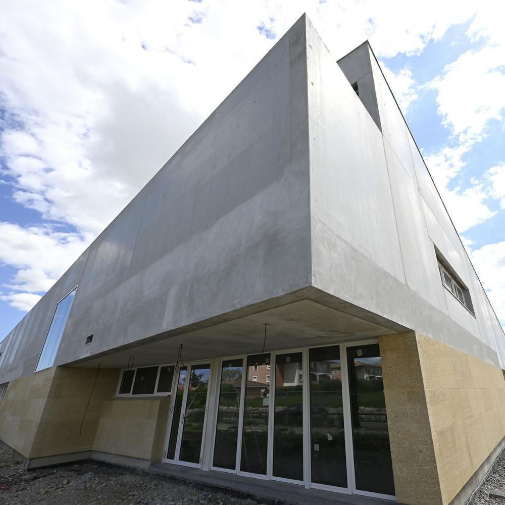 Pôle Enfance & Loisirs sur la commune de Saint Gilles (30) en pierres massives - Photographe : Didier Gémignani