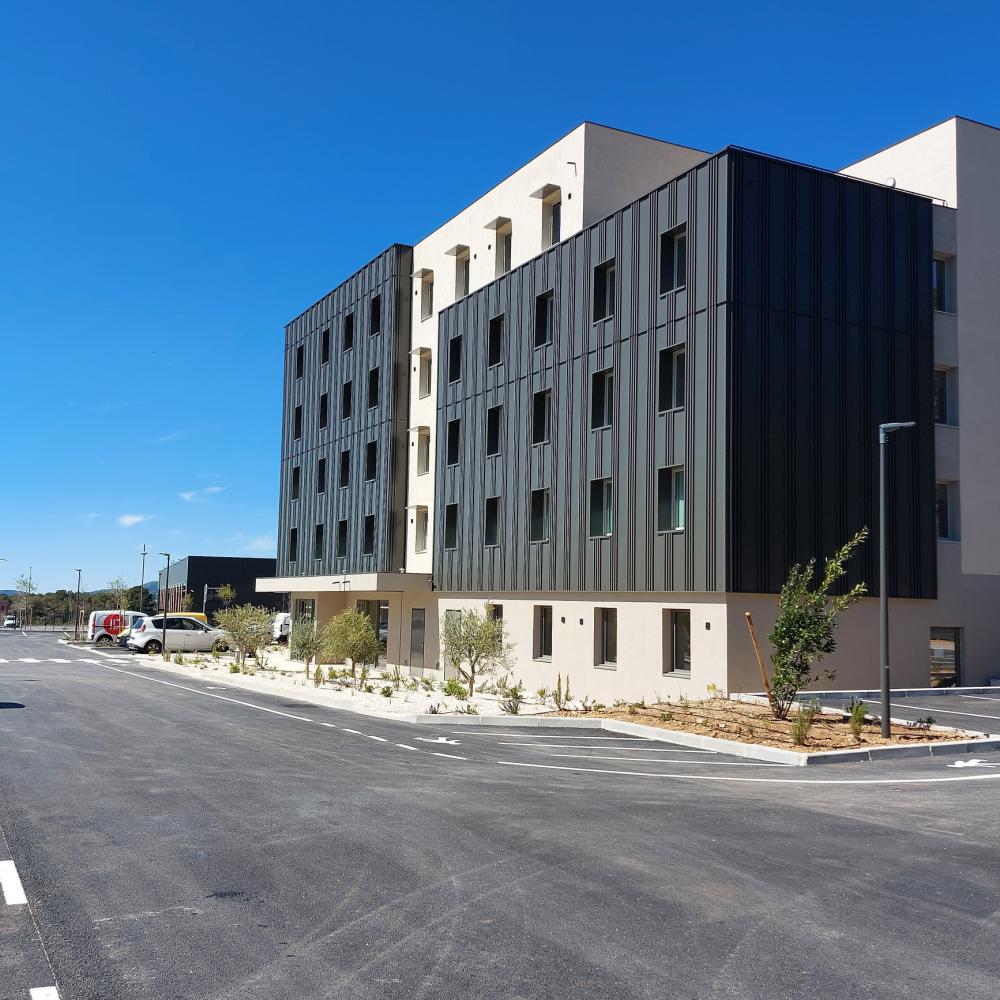 Hôtel 3* et piscine à Signes (83)