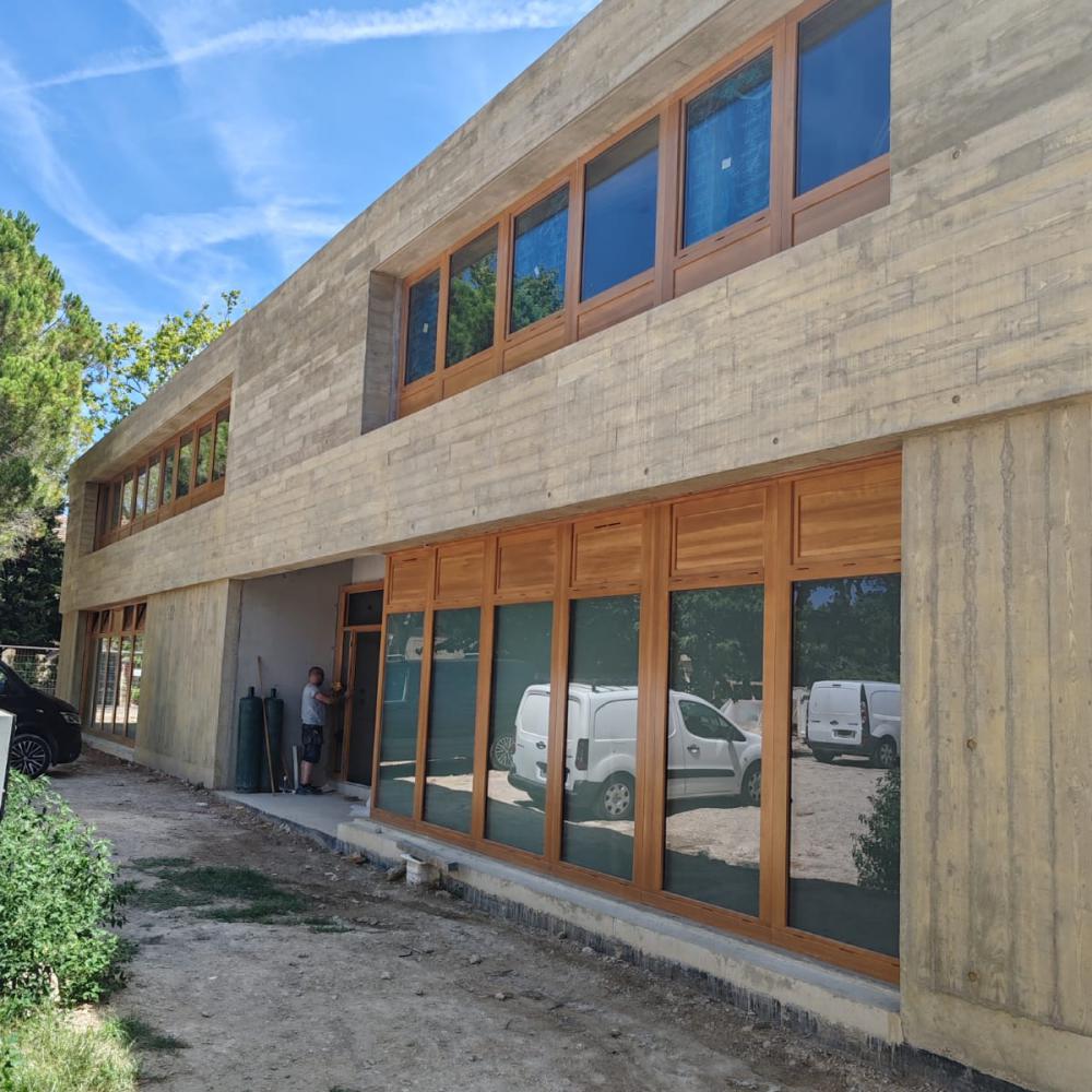 Construction en béton brut coloré du centre médical Le Paradou