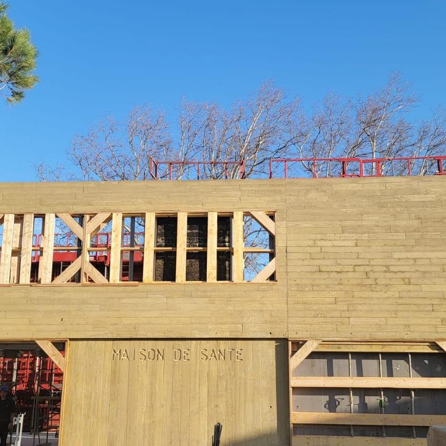 Construction en béton brut coloré du centre médical Le Paradou