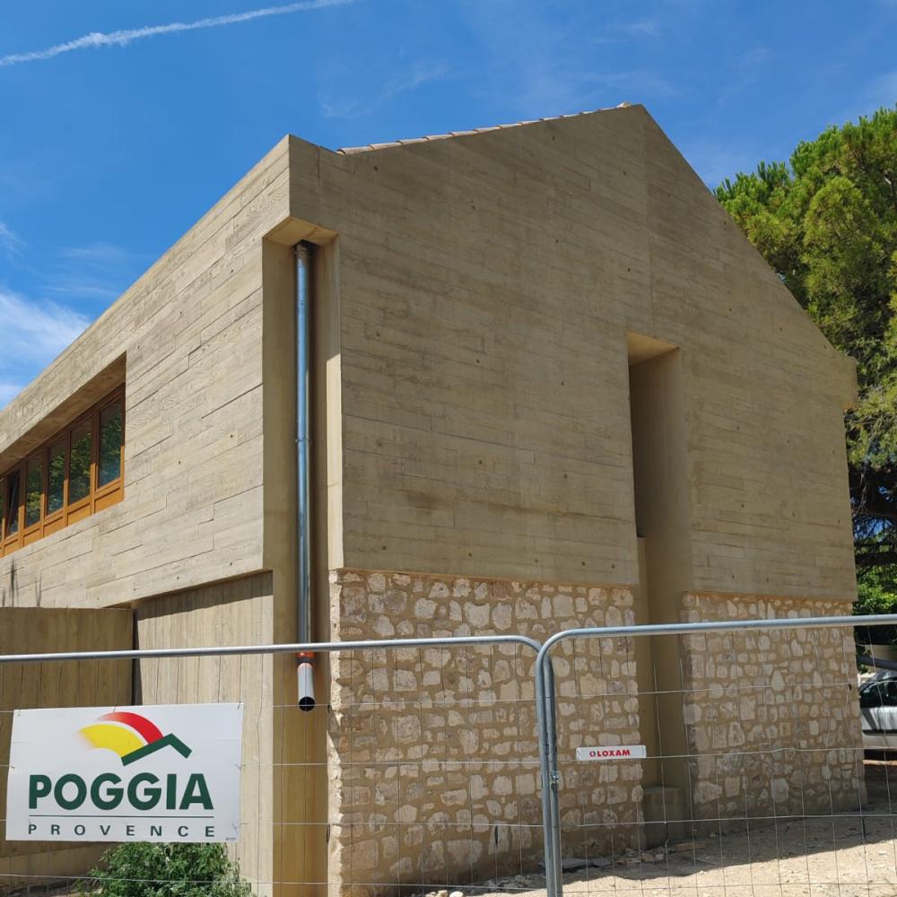 Construction en béton brut coloré du centre médical Le Paradou