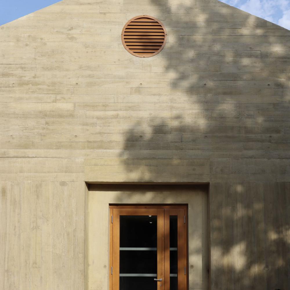 Centre culturel et maison de santé en béton brut coloré et pierres à bâtir à Le Paradou