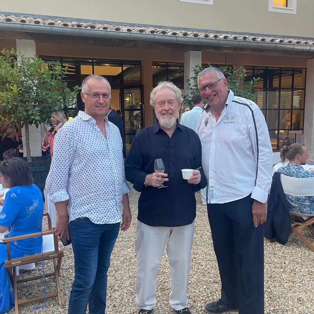 Inauguration de la cave vinicole à Oppède, Pierre Maurras et Jean-Paul Bouisse en compagnie du réalisateur Ridley Scott