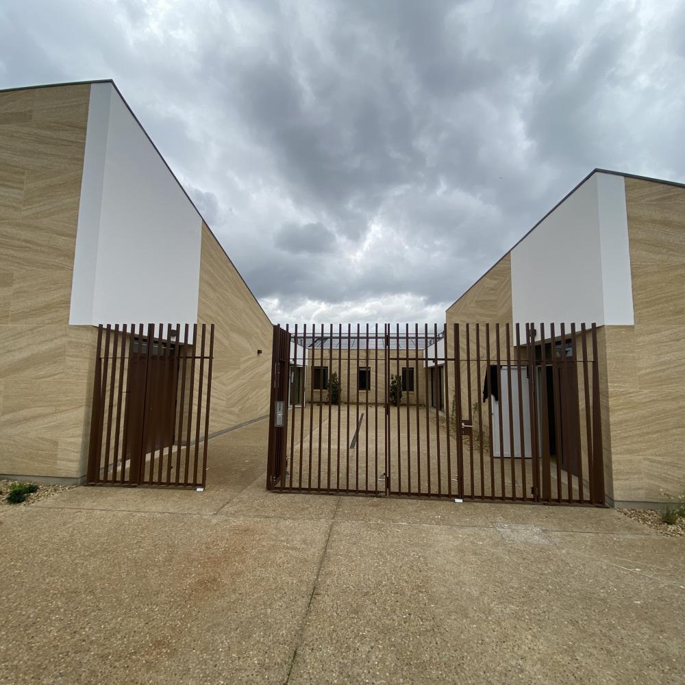 Groupe scolaire Castillon-du-Gard, en pierres massives et béton brut