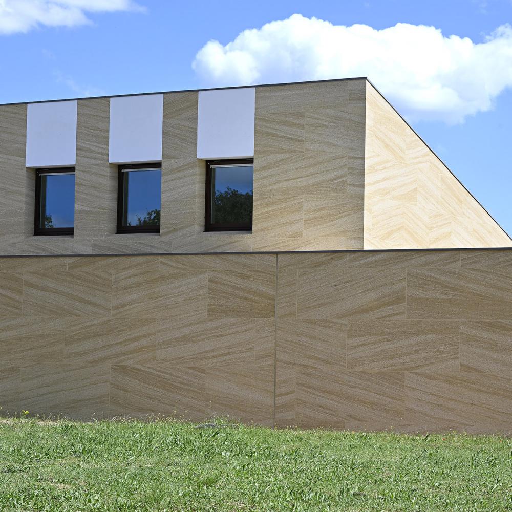 Groupe scolaire à Castillon-du-Gard en pierres massives et béton brut - Photographe : Didier Gémignani