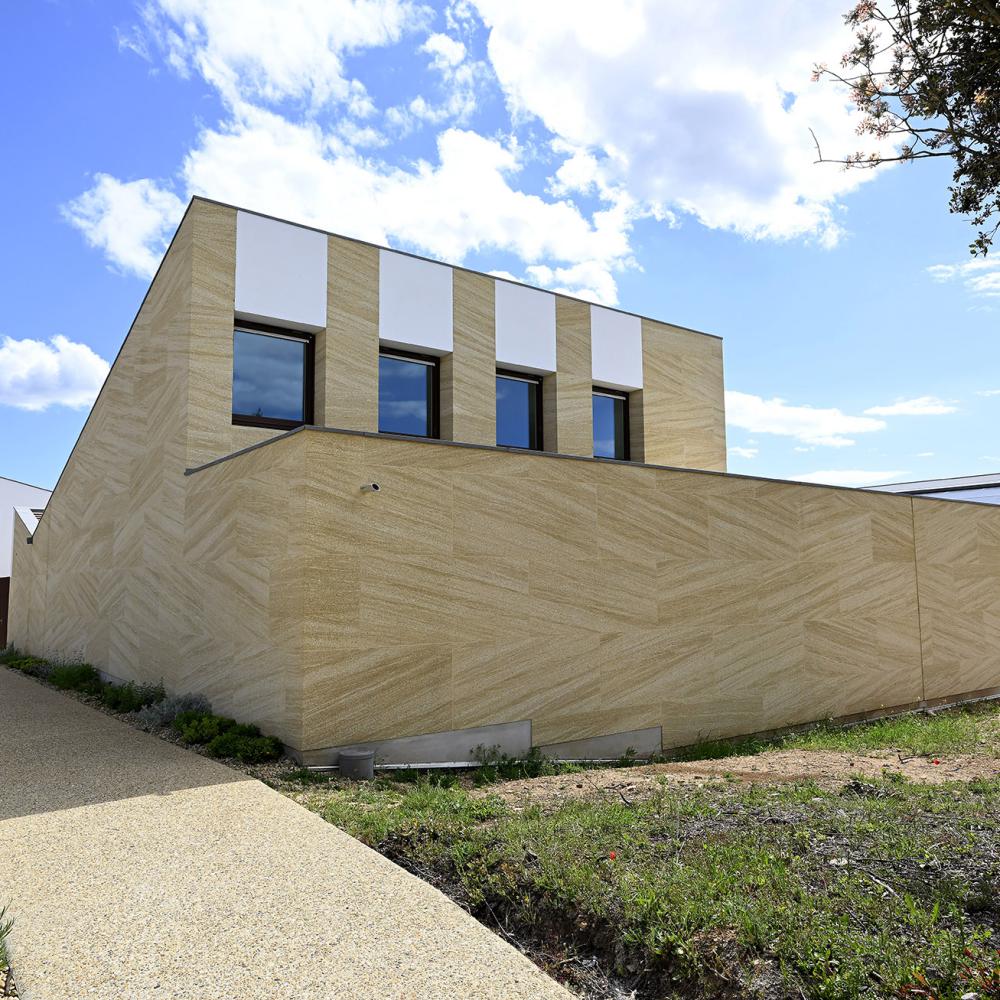 Groupe scolaire à Castillon-du-Gard en pierres massives et béton brut - Photographe : Didier Gémignan