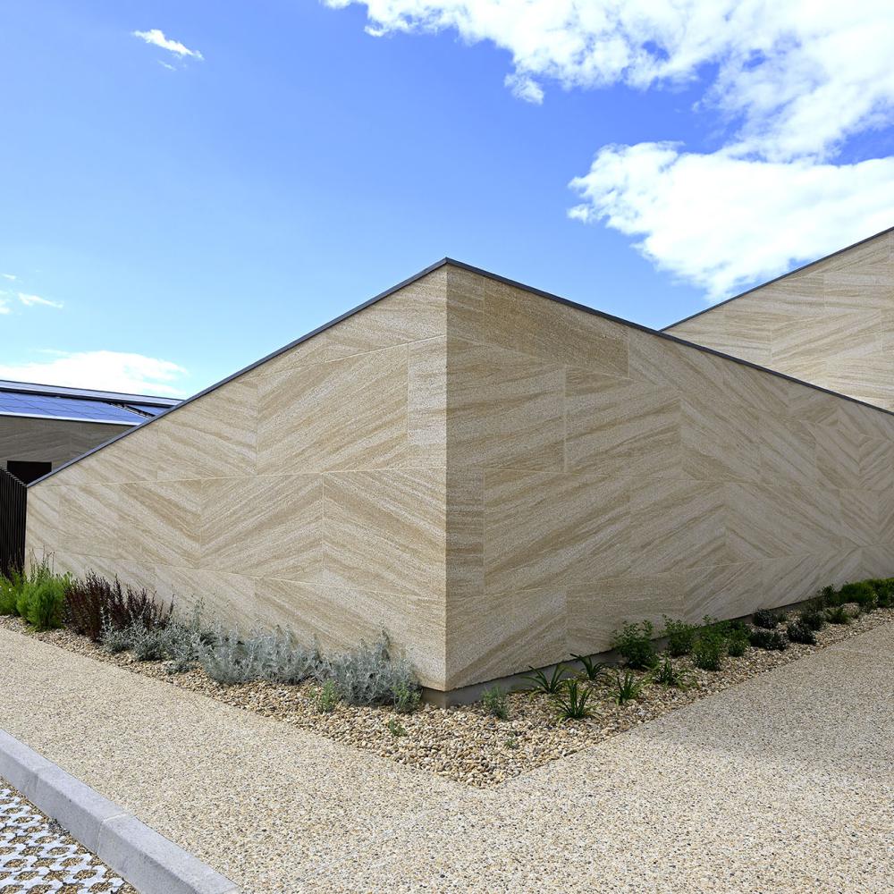 Groupe scolaire à Castillon-du-Gard en pierres massives et béton brut - Photographe : Didier Gémignan