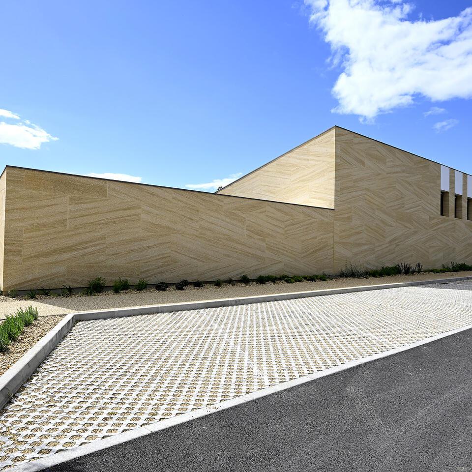 Groupe scolaire à Castillon-du-Gard en pierres massives et béton brut - Photographe : Didier Gémignan