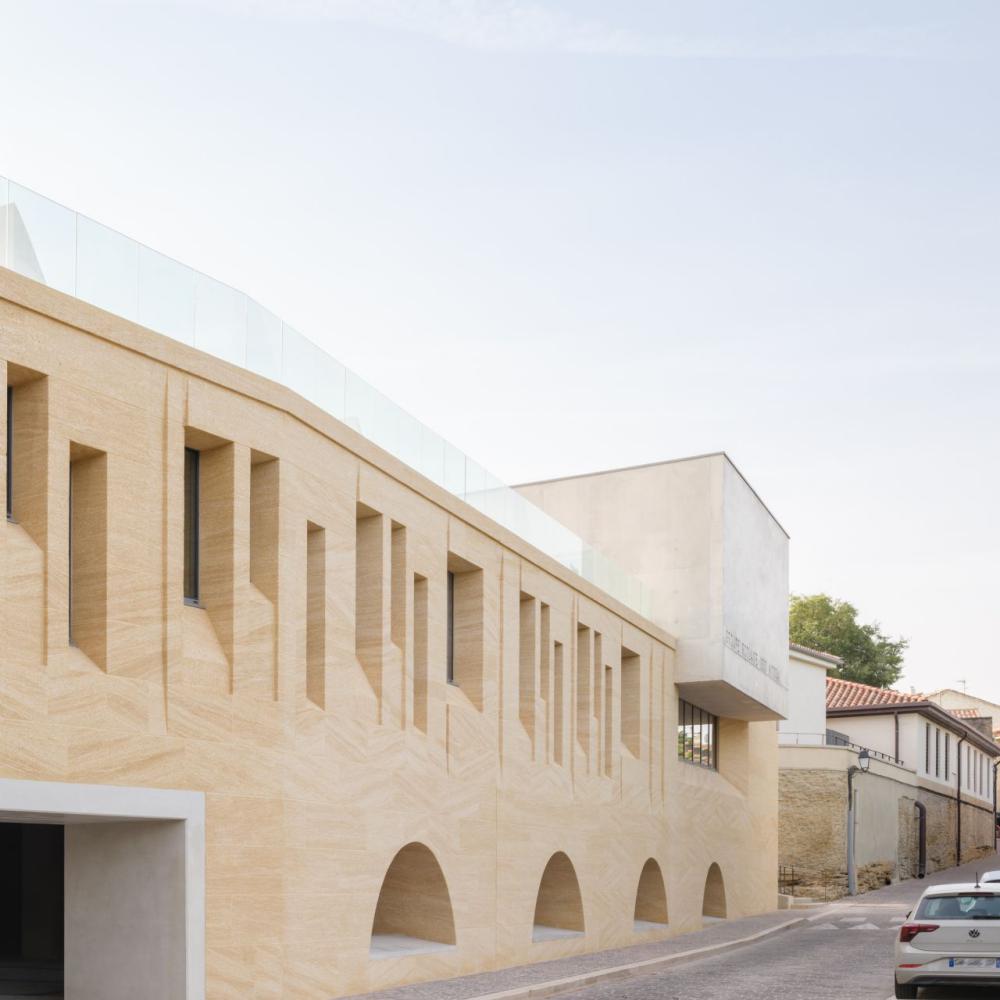 Groupe scolaire en pierres massives à Cornillon Confoux