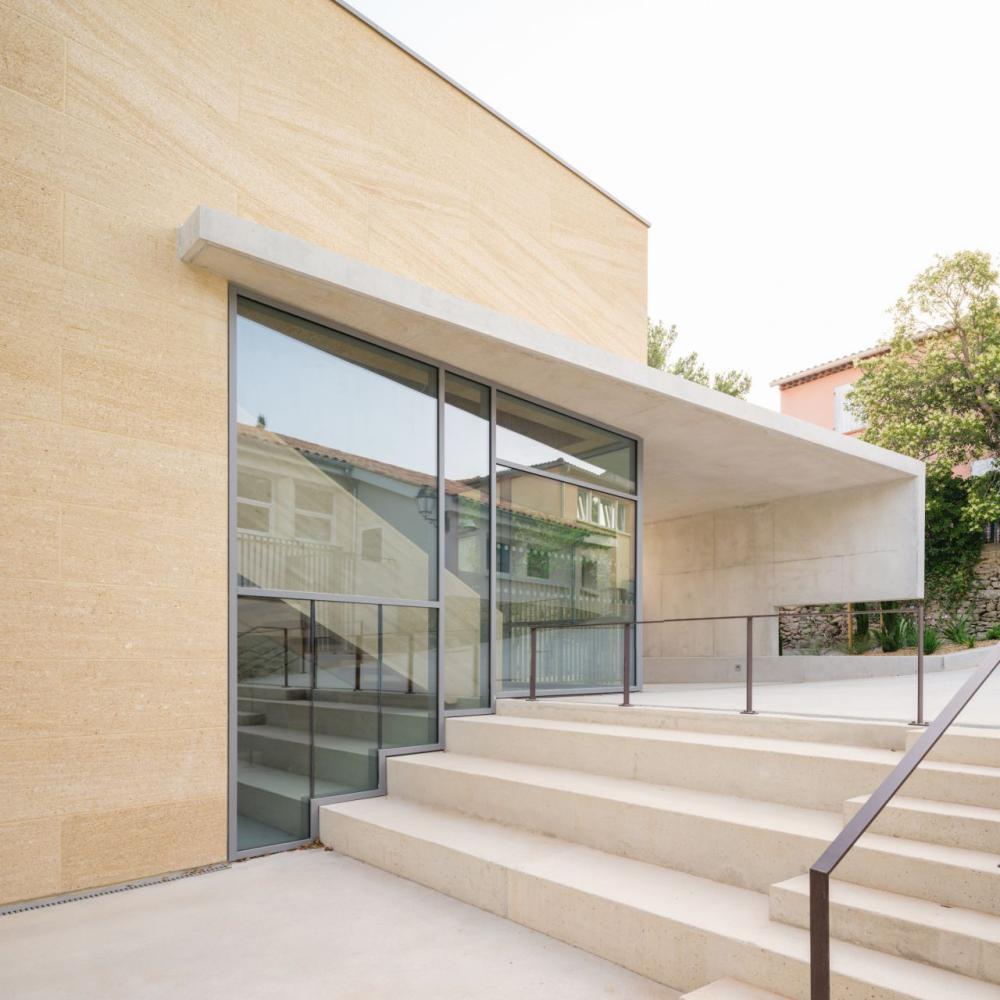 Groupe scolaire en pierres massives à Cornillon Confoux
