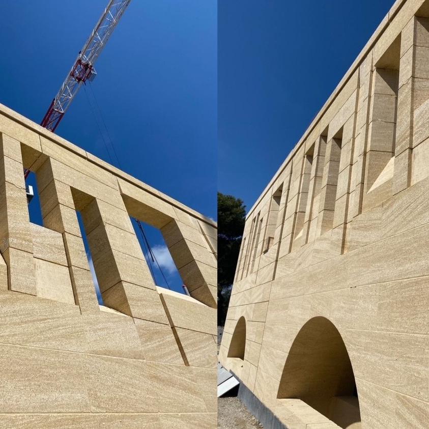 Construction en pierres massives & béton brut d’un groupe scolaire Itor Mitoraj à Cornillon-Confoux (13)